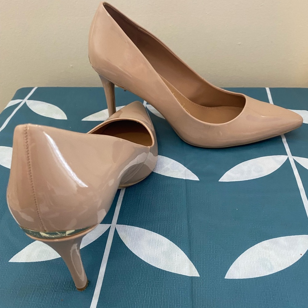 Nude pumps